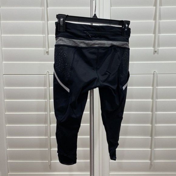 Lululemon Black and gray Cropped Tights/ Leggings with reflective strip. Size 4 - Picture 2 of 2